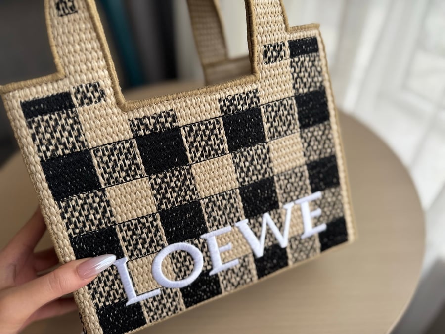 حقيبة تسوق من القش مطرزة بشعار Loewe