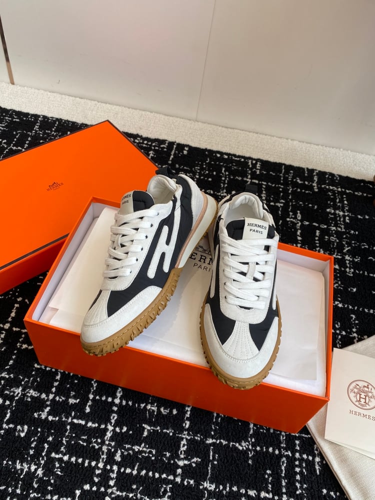 أحذية Jet Series الرياضية المصنوعة من جلد الغزال من Hermes بلون ابيض\اسود