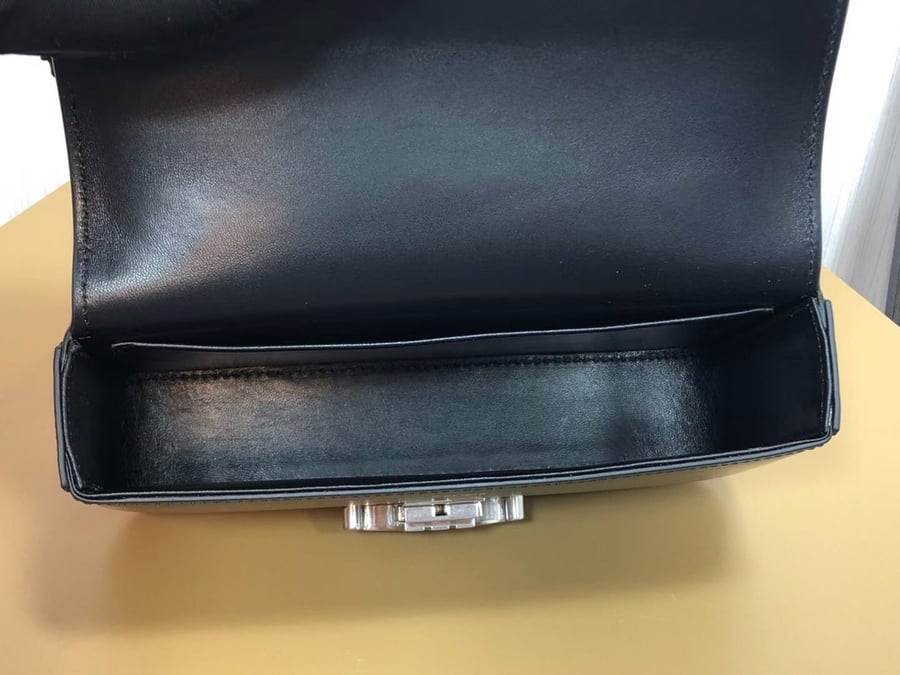 حقيبة صغيرة لامعة من CELINE بلون اسود