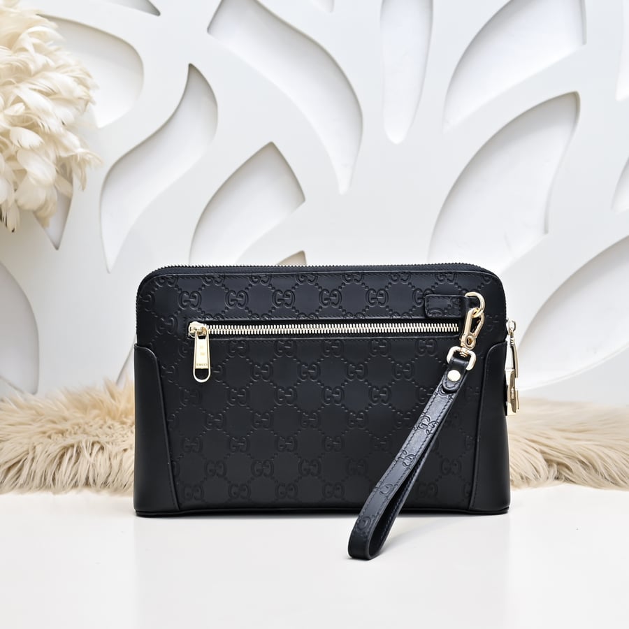 حقيبة كلتش Pouch غوتشي جلدية منقوشة بشعار GG باللون الأسود