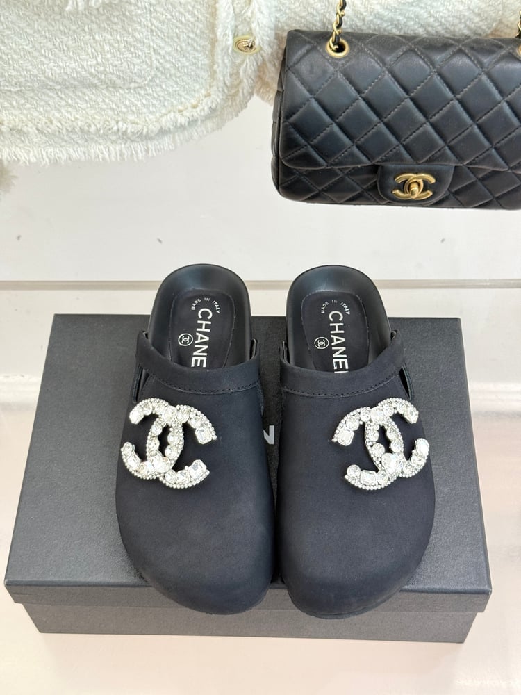 نعال Birkenstock من شانيل