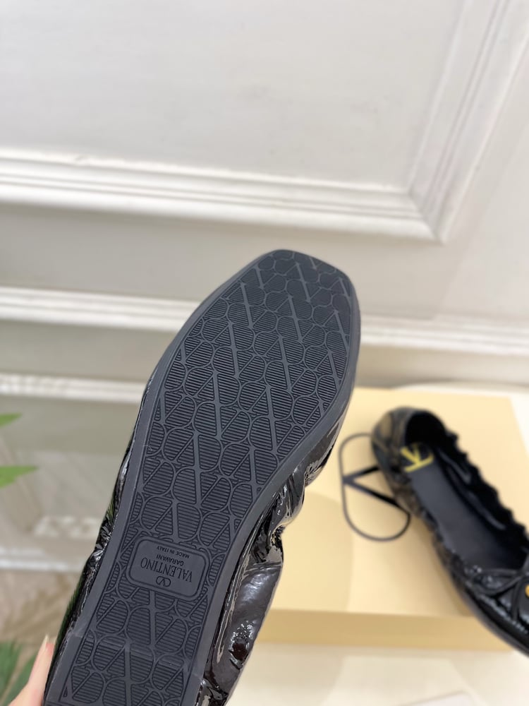 حذاء باليه مسطح من Valentino VT Bow باللون الأسود