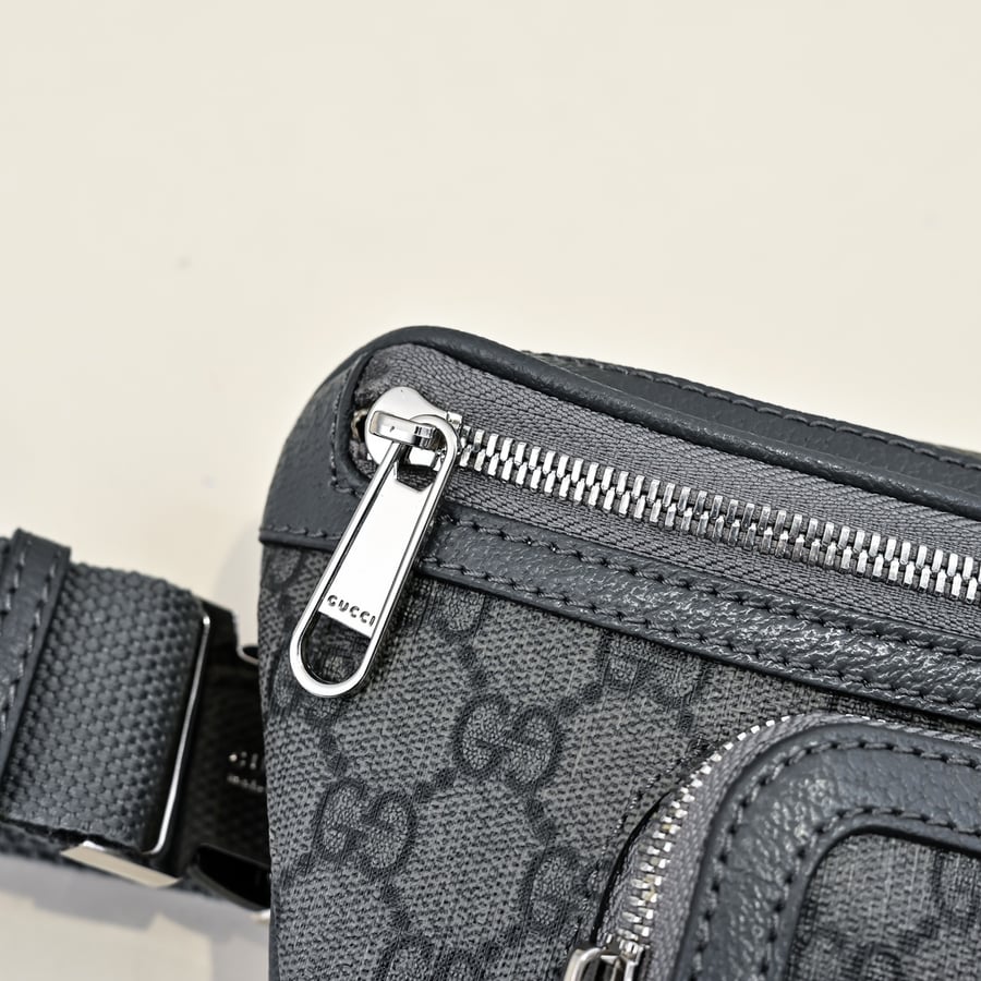 حقيبة خصر غوتشي  GG Supreme صغيرة باللون الرمادي
