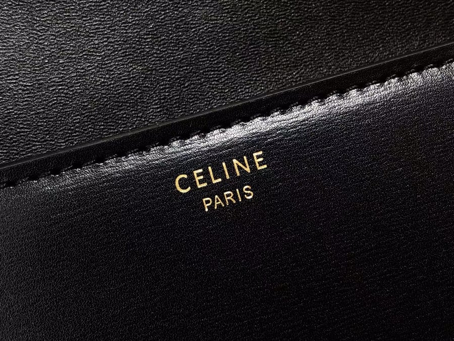 حقيبة كتف CELINE Triomphe من جلد البقر بشعار Arc de Triomphe بلون اسود