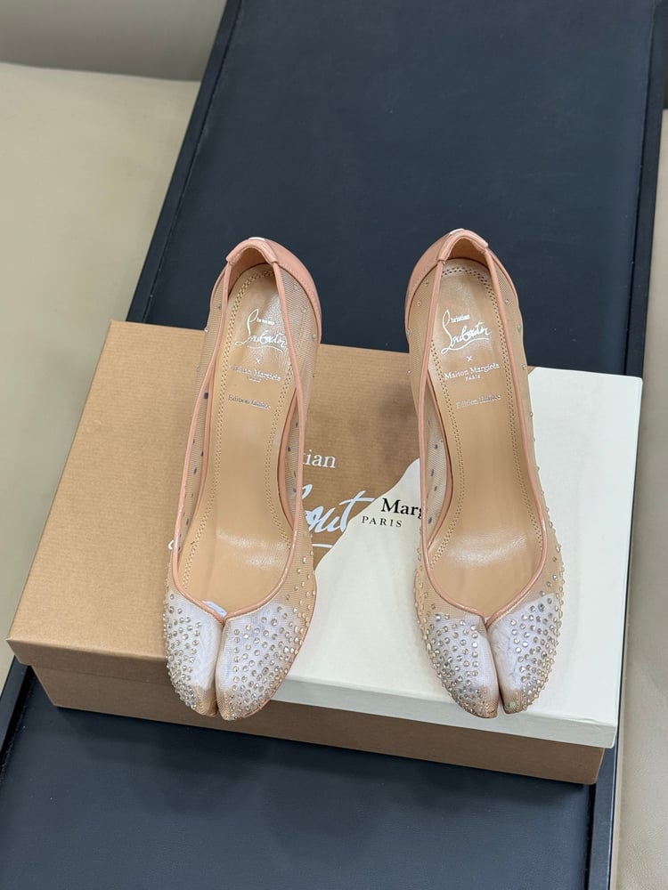 حذاء مسطح Maison Margiela x Christian Louboutin Tabi باللون الأبيض