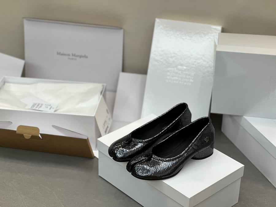 أحذية الباليه المسطحة ذات الكعب المتوسط ​​والمطوية من Maison Margiela بلون اسود