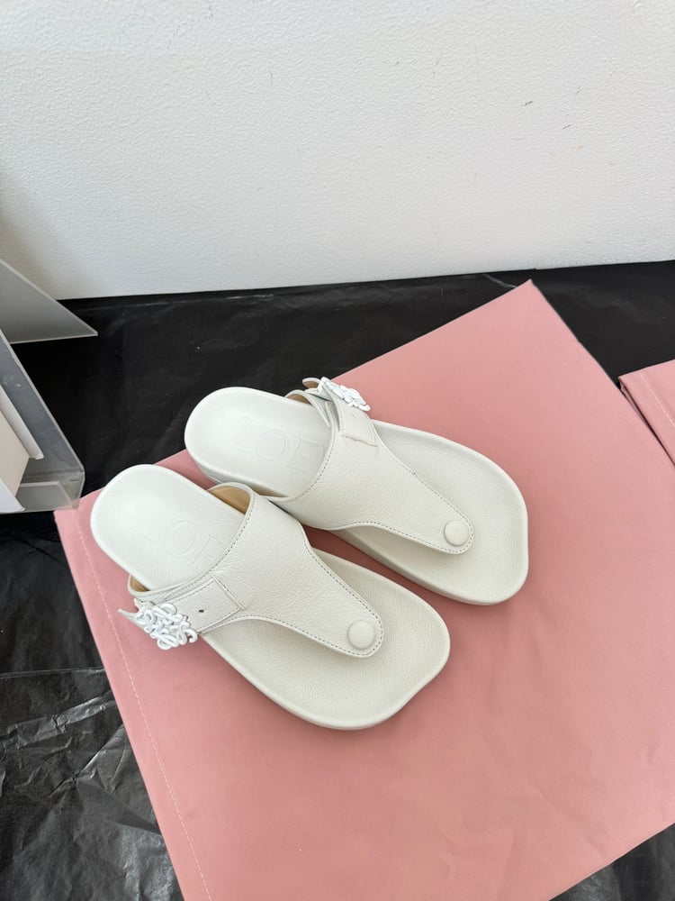 نعال جلد البقر الجديدة  Loewe