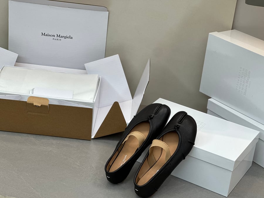 أحذية الباليه المسطحة ذات الكعب المتوسط ​​والمطوية من Maison Margiela بلون اسود