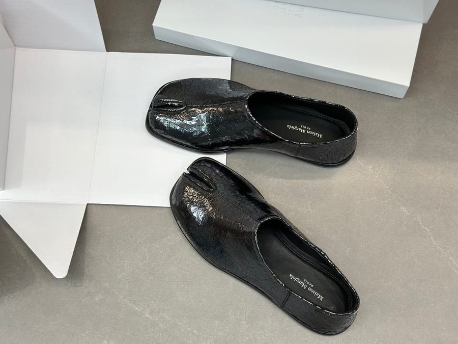 أحذية Maison Margiela MM6 ذات المقدمة المنفصلة بلون اسود