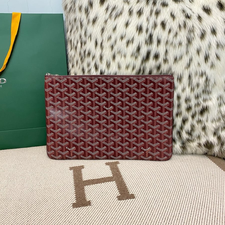حقيبة Goyard Clutch MM باللون العنابي