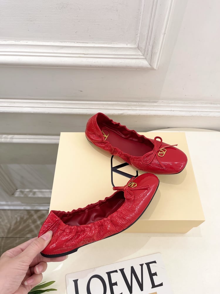 حذاء باليه مسطح من Valentino VT Bow باللون الأحمر