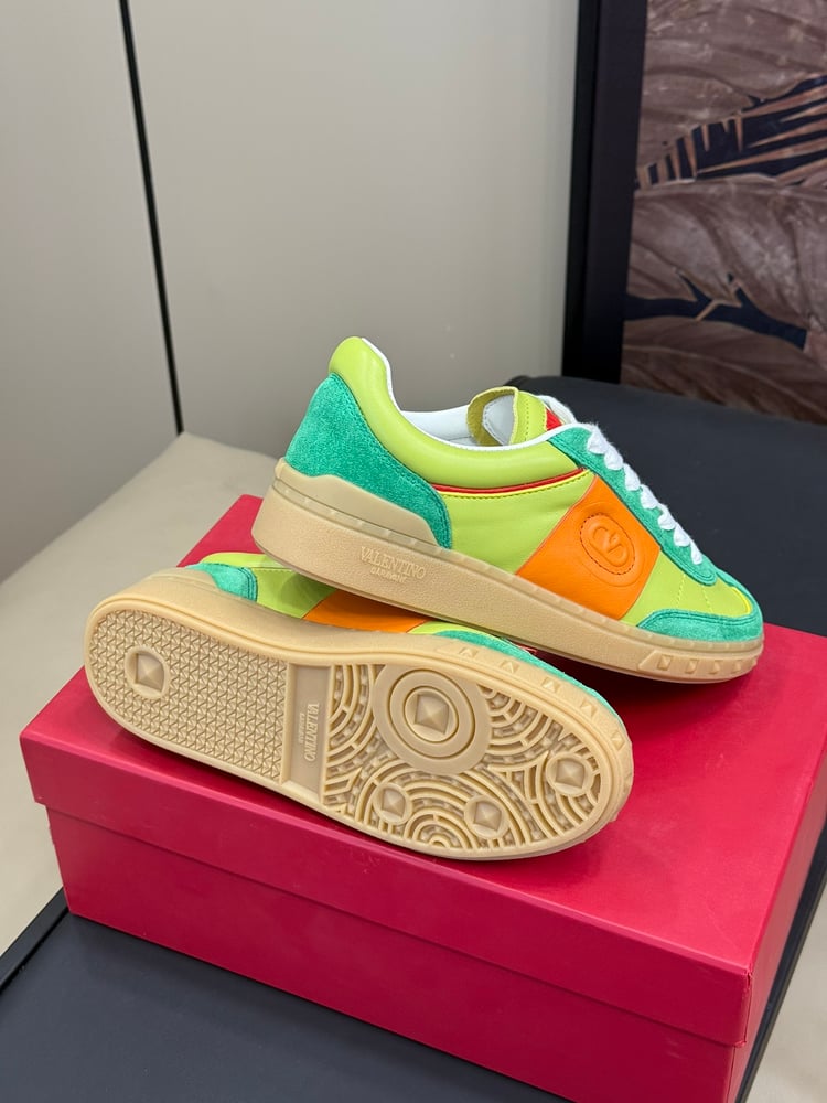 حذاء Valentino Garavani Upvillage باللون الأخضر\البرتقالي