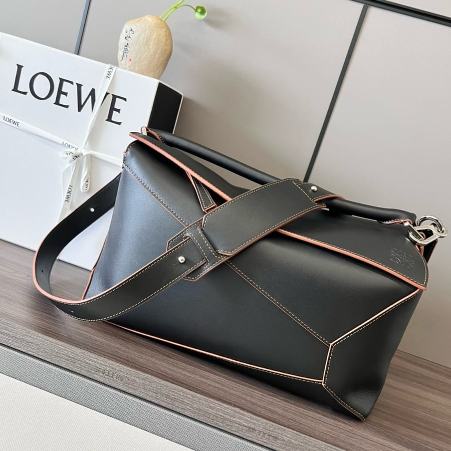 حقيبة كتف كبيرة من Loewe Puzzle باللون الأسود مع خطوط بنية