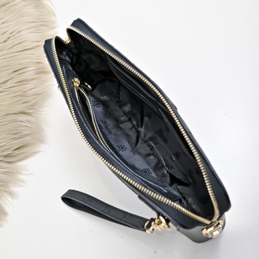 حقيبة كلتش Pouch غوتشي جلدية منقوشة بشعار GG باللون الأسود