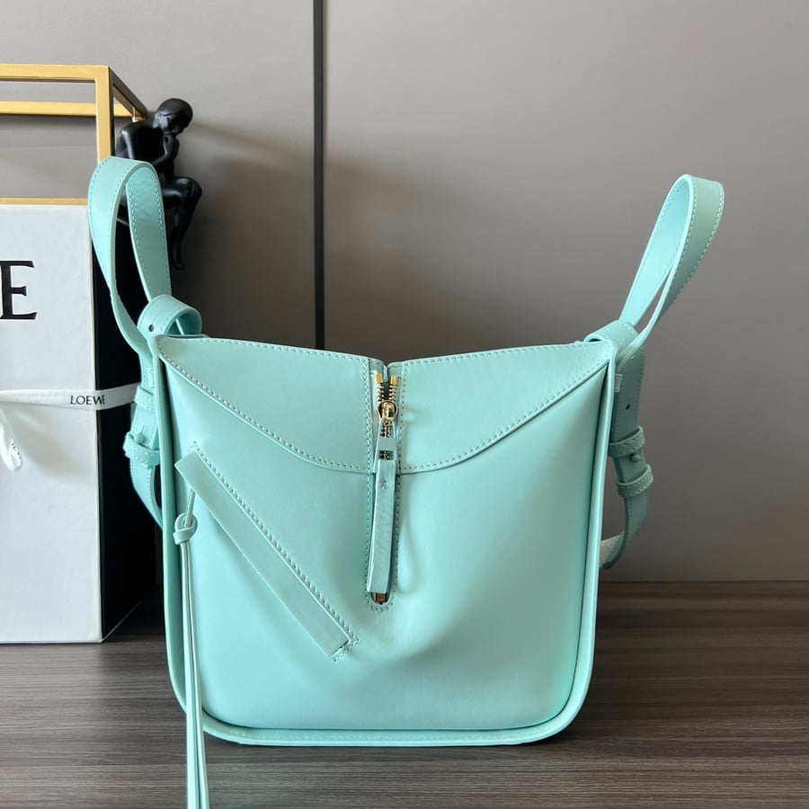 حقيبة Loewe Soft Calfskin Compact Hammock باللون الأخضر الفاتح