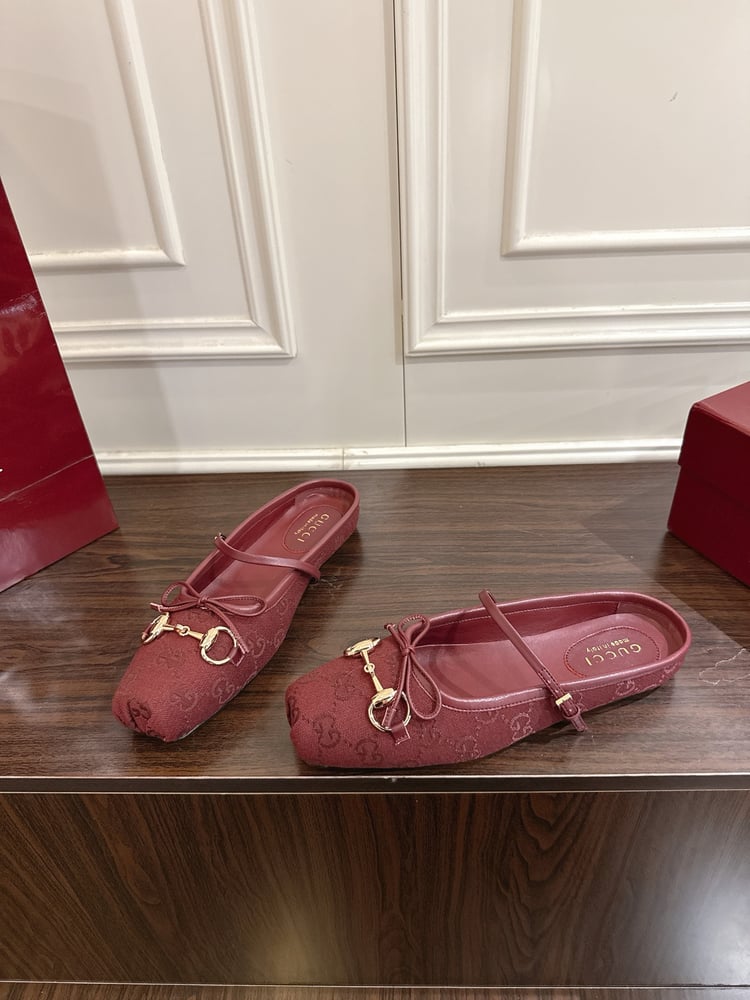 حذاء ميول نسائي من سلسلة Gucci Horsebit بلون عنابي