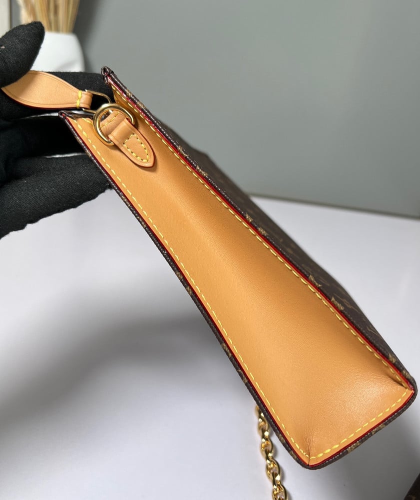 لوي فيتون TOILETRY POUCH ON CHAINمقاس25cm