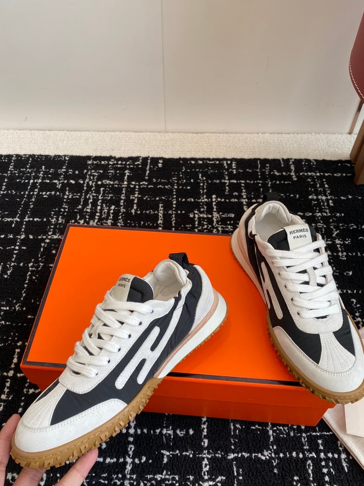 أحذية Jet Series الرياضية المصنوعة من جلد الغزال من Hermes بلون ابيض\اسود
