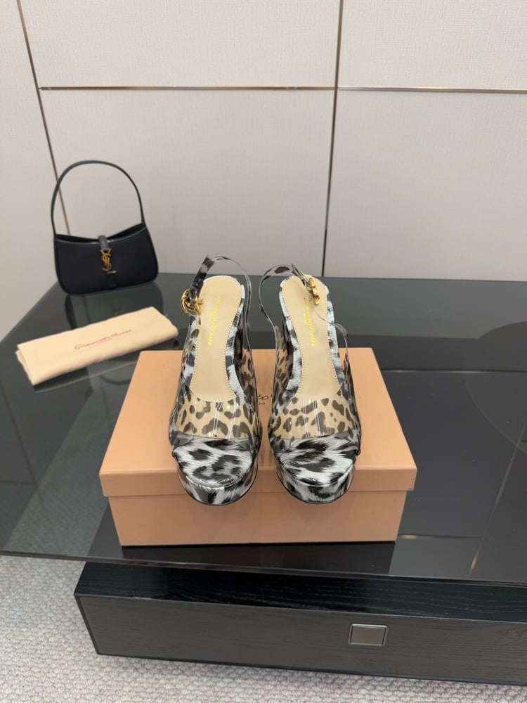 صنادل جديدة من Gianvito Rossi