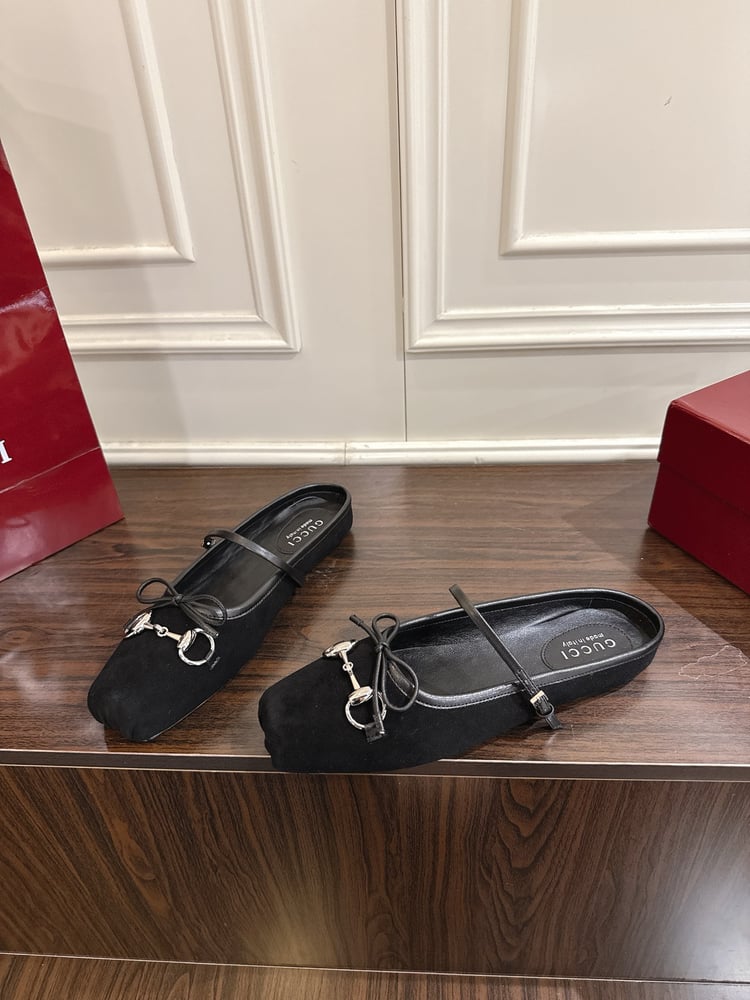 حذاء ميول نسائي من سلسلة Gucci Horsebit بلون اسود