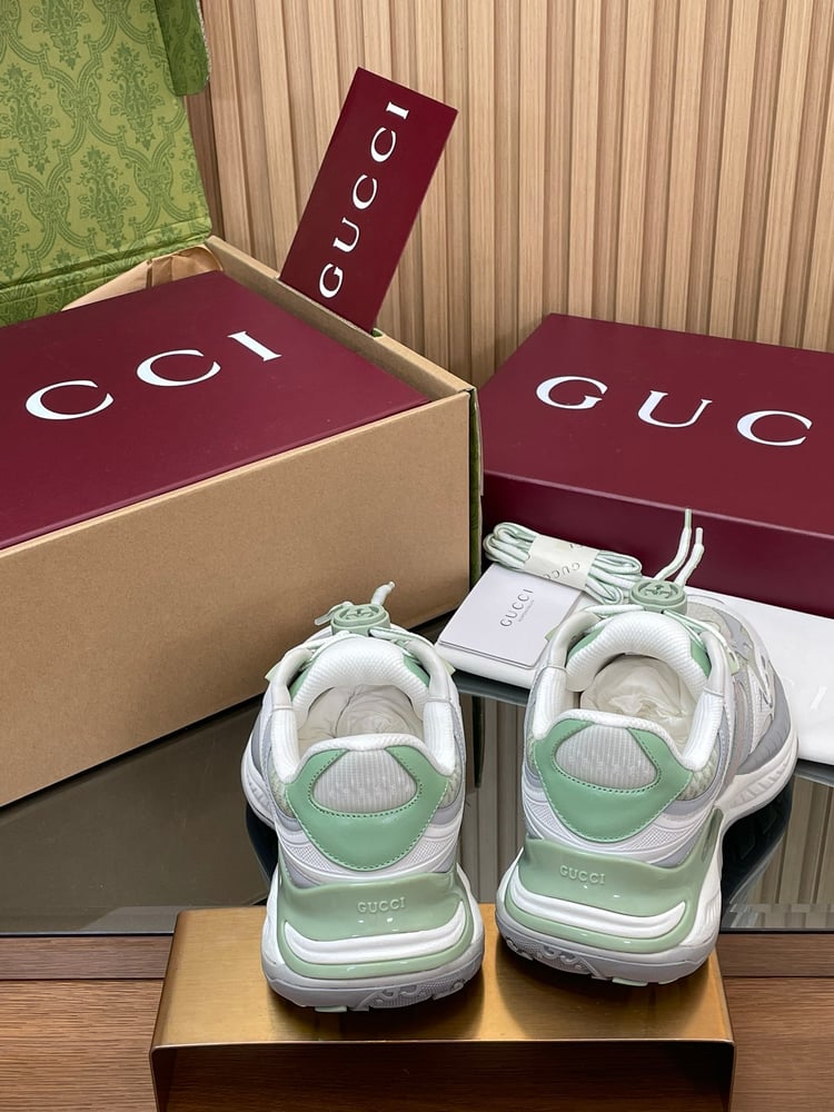 أحذية رياضية كاجوال برباط مزدوج متشابك من Gucci باللون الابيض والاخضر