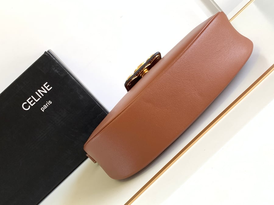 حقيبة يد CELINE جلدية من جلد البقر من AVA TRIOMPHE بلون بني
