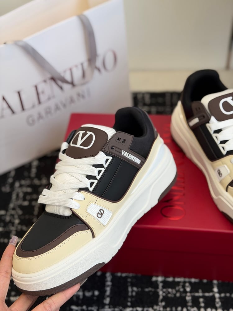 حذاء رياضي منخفض الرقبة من Valentino Garavani VLogo Pace باللون الأبيض والأصفر والأسود