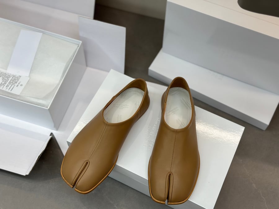 أحذية Maison Margiela MM6 ذات المقدمة المنفصلة بلون بني