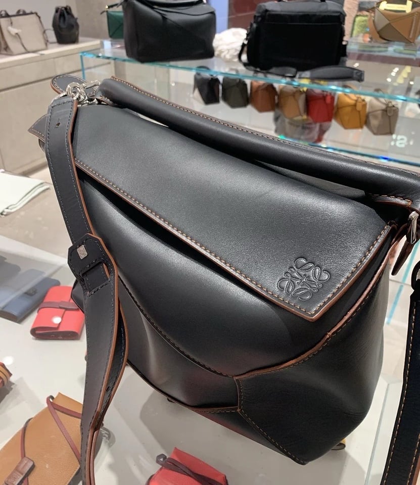 حقيبة كتف كبيرة من Loewe Puzzle باللون الأسود مع خطوط بنية
