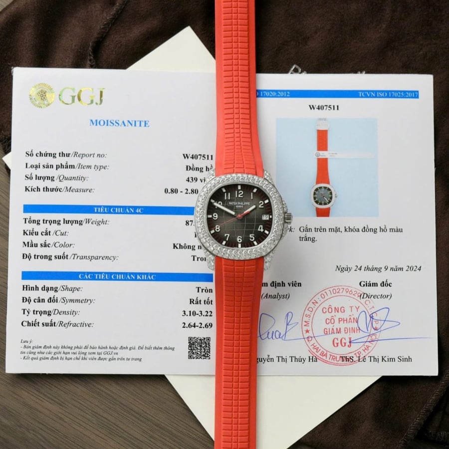 Patek Philippe aquanaut 5167 rep  custom moissanite diamonds red rubber strap 40mm