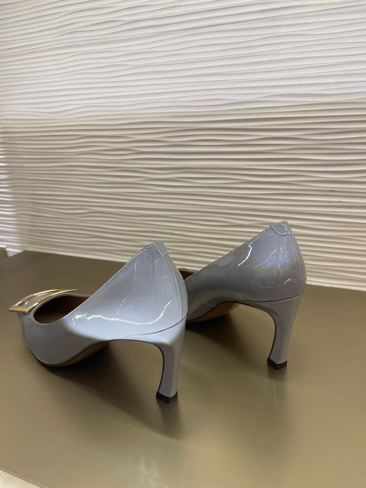 أحذيةً كلاسيكية مرصعة بألماس سواروفسكي من Roger Vivier