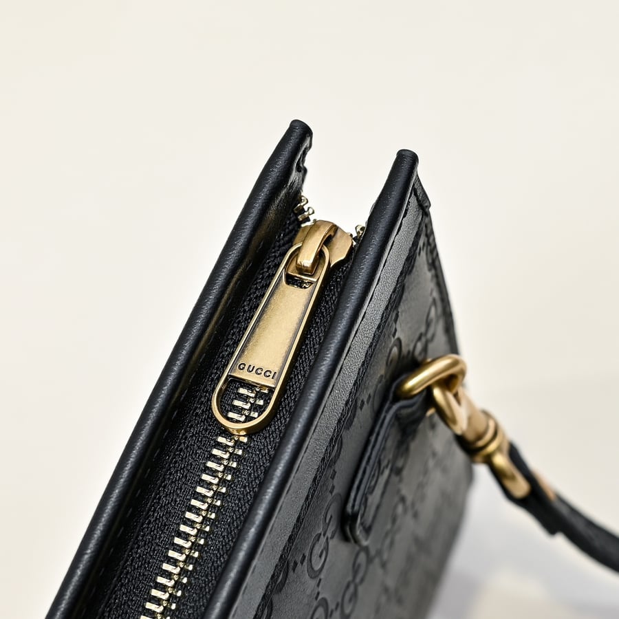 حقيبة يد كلتش غوتشي جلدية سوداء بخط ويب مميز