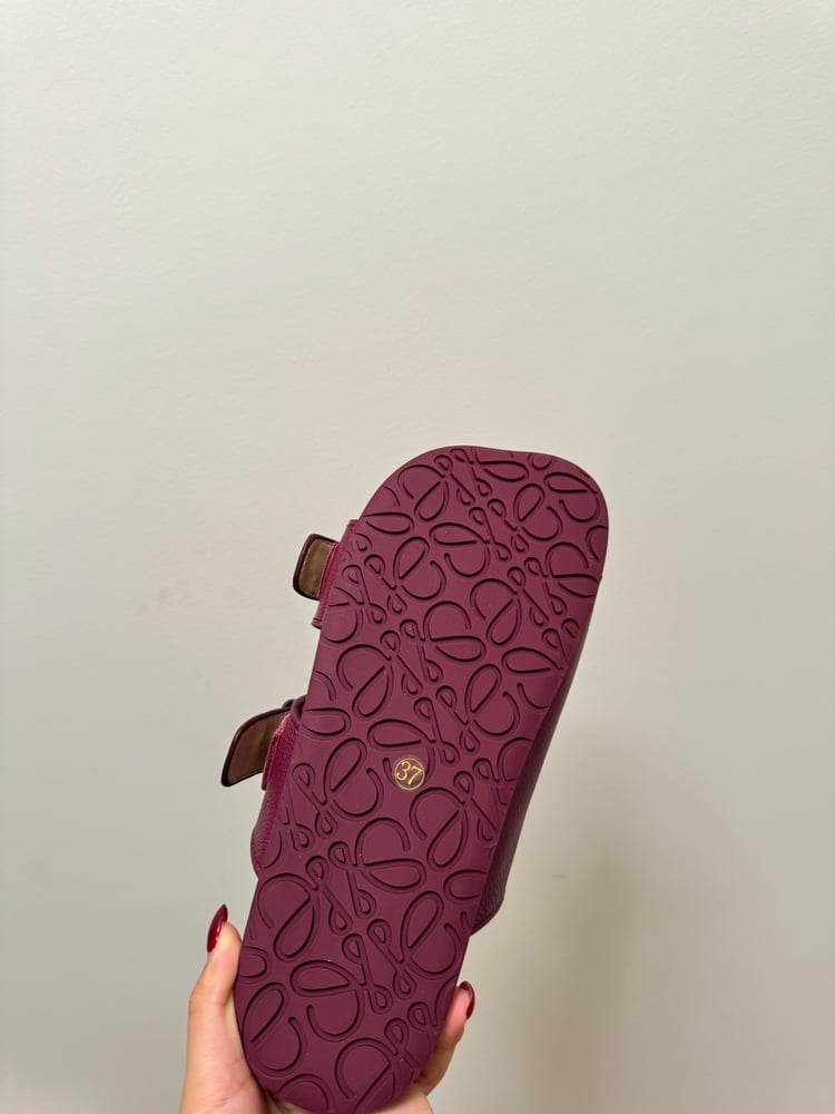 نعال جلد البقر الجديدة  Loewe