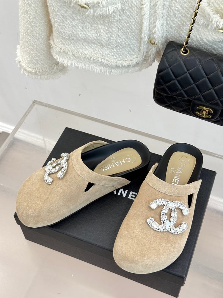 نعال Birkenstock من شانيل
