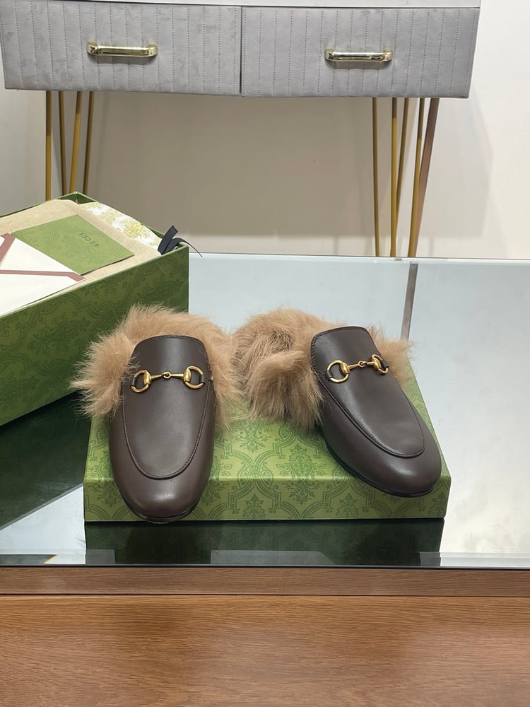 شبشب فرو من Gucci Horsebit باللون البني الداكن