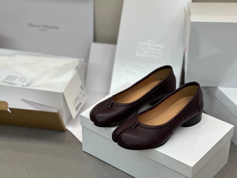 أحذية الباليه المسطحة ذات الكعب المتوسط ​​والمطوية من Maison Margiela بلون بني داكن