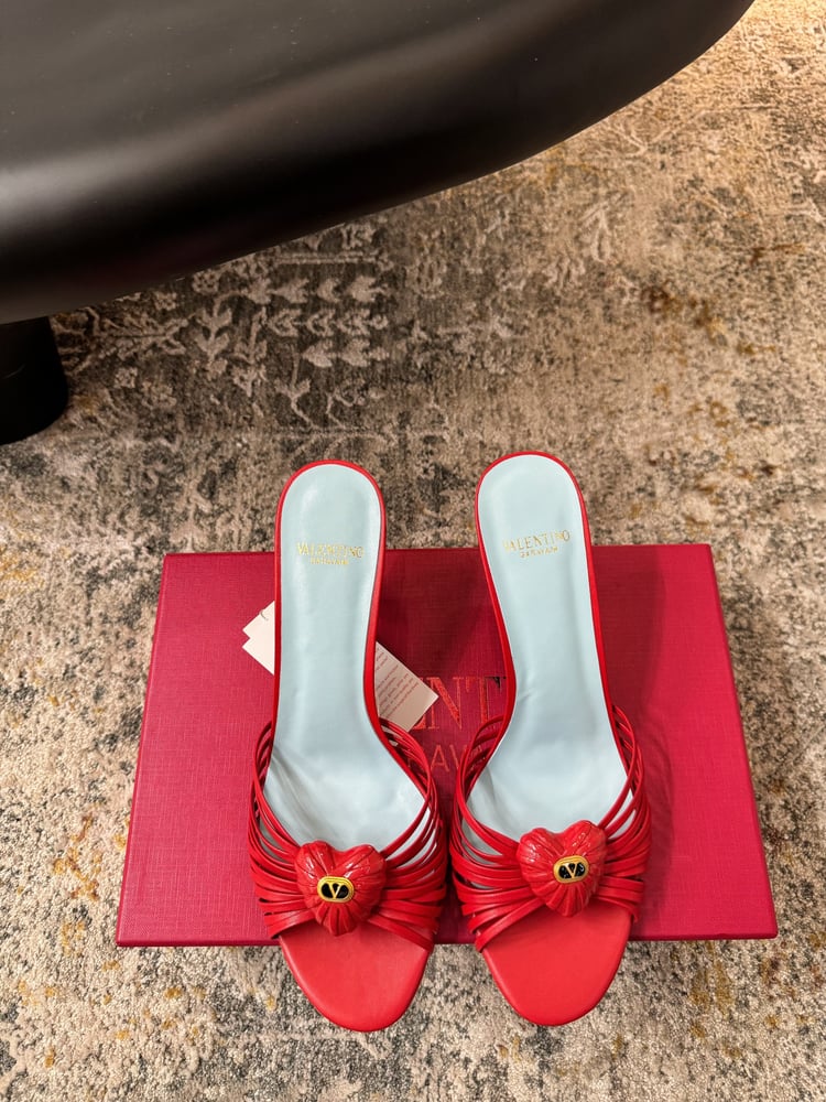 صندل جلدي من Valentino Garavani Royal Heart VLogo باللون الأحمر