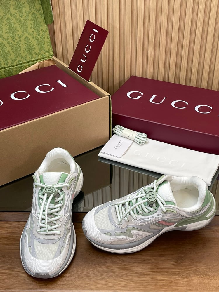 أحذية رياضية كاجوال برباط مزدوج متشابك من Gucci باللون الابيض والاخضر