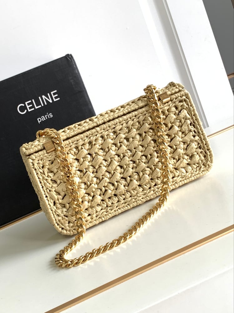 حقيبة يد CELINE الصيفية TRIOMPHE من سلسلة منسوجة من الرافيا بلون بيج