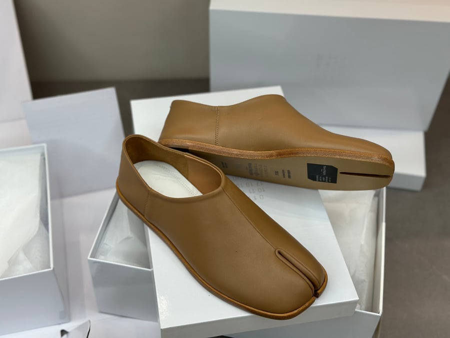 أحذية Maison Margiela MM6 ذات المقدمة المنفصلة بلون بني