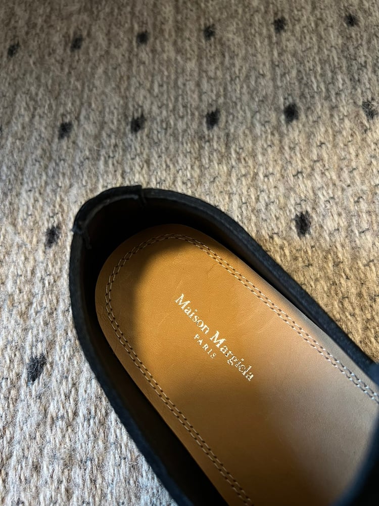 حذاء لوفرز من جلد الغزال من Maison Margiela باللون الأسود