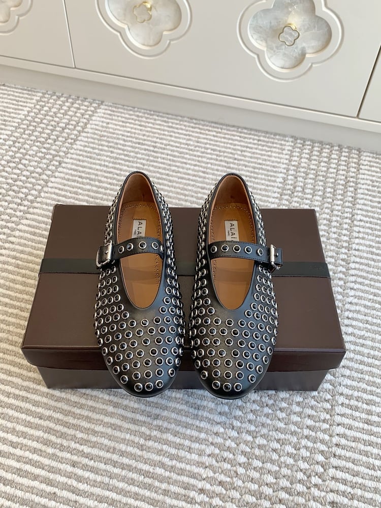 حذاء باليه مسطح من جلد الحمل مرصع بأحجار الراين من Alaïa Strass باللون الأسود