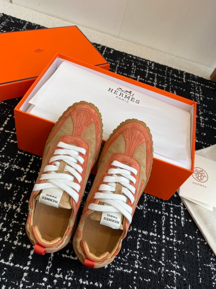أحذية Jet Series الرياضية المصنوعة من جلد الغزال من Hermes بلون بني\برتقالي