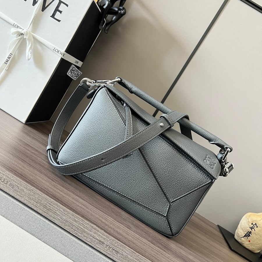 حقيبة يد صغيرة على شكل لغز من جلد البقر المحبب ​​LOEWE