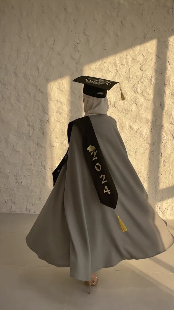 عبايات تخرج 2026 بالاسم تفصيل حسب الطلب