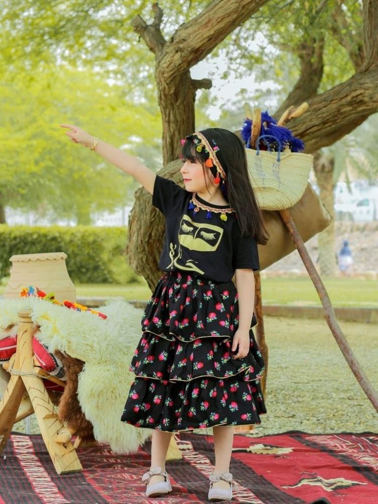 طقم تنورة مع تيشرت نسائي بناتي بالاسم مع رطبة فساتين وازياء رمضان