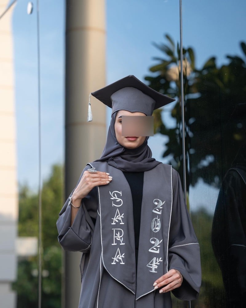 عبايات تخرج 2026 رصاصي بالاسم تفصيل حسب الطلب