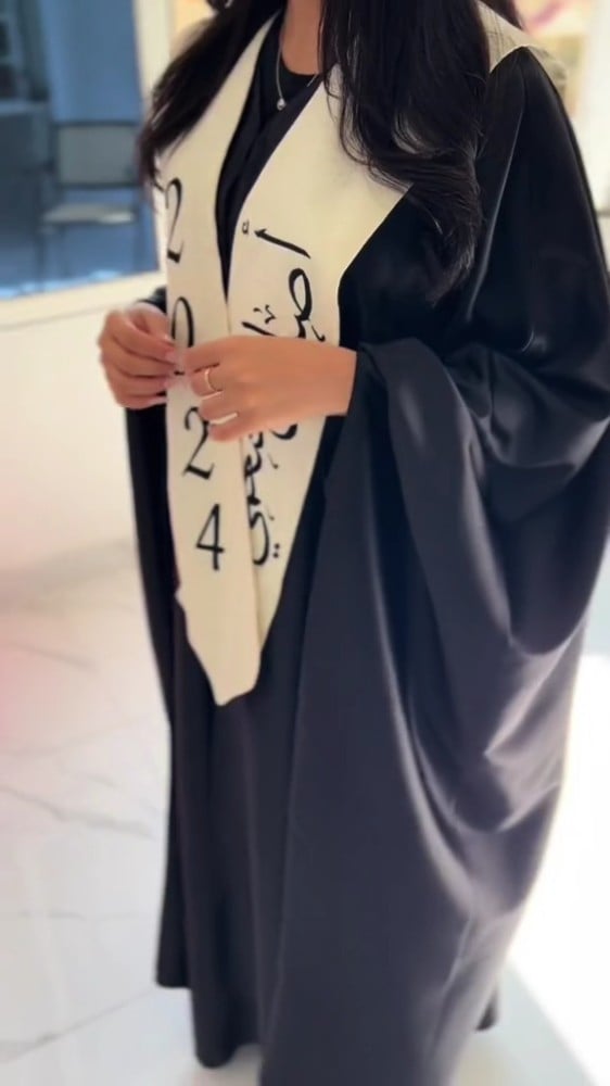 عبايات تخرج بالاسم تفصيل حسب الطلب