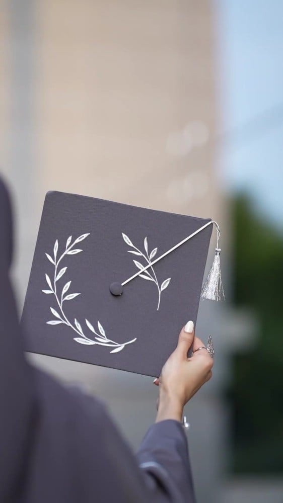 عبايات تخرج 2024 بالاسم تفصيل حسب الطلب