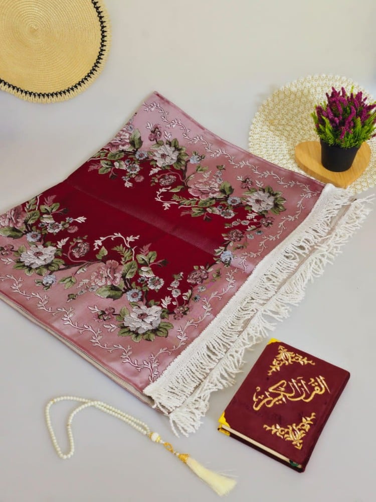 مصحف قران كريم مخمل مع سجادة تركي دبل مع سبحه لؤلؤ لون سكري مع صندوق اكريلك مع عبارة مع تغليف